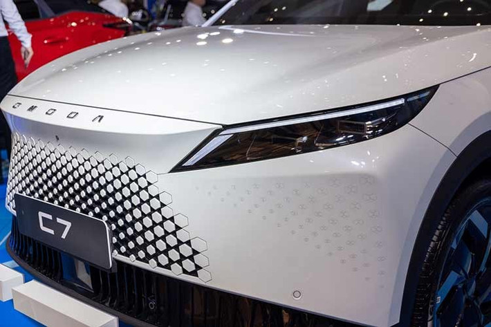 Về thông số kỹ thuật, Omoda C7 có kích thước dài x rộng x cao lần lượt là 4.660 x 1.875 x 1.670 (mm), chiều dài cơ sở 2.720 mm, tương đương với các mẫu xe trong phân khúc SUV cỡ C hiện nay. Thiết kế xe tuân theo ngôn ngữ "Art in Motion" của hãng.