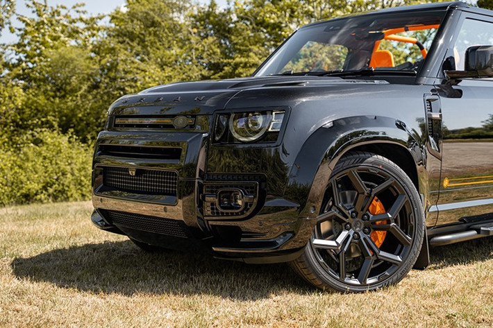 Mui trần có thể được thực hiện trên Defender 90, với dịch vụ Bespoke của Urban cho phép tùy chỉnh màu sắc và nội thất theo yêu cầu. Urban không tiết lộ chi phí của chiếc xe nhưng chỉ riêng việc chuyển đổi mui mềm từ Heritage Customs đã có giá 85.000 euro (khoảng 99.000 USD quy đổi 2,58 tỷ đồng).