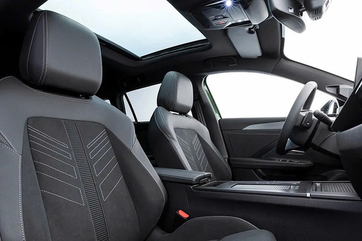 Mẫu xe điện Opel Astra L 2026 thế hệ mới nhỏ gọn này được trang bị bộ pin 58 kWh, và phạm vi hoạt động đã tăng lên 454 km sau mỗi lần sạc đầy, theo ước tính của tiêu chuẩn WLTP.