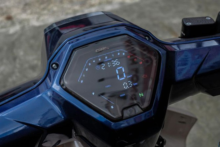 Một điểm đặc biệt khác trên GPX Rock 110 là bảng đồng hồ số khá lớn, hiển thị rõ ràng thông tin như thời gian, tốc độ, mức nhiên liệu và đèn báo rẽ.