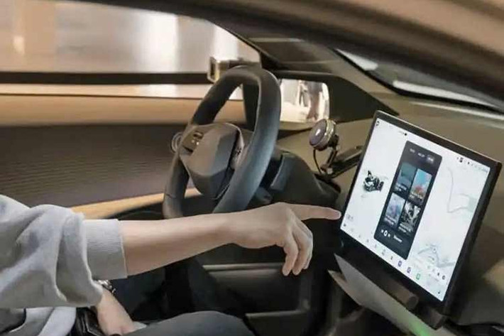 Một điểm sáng đặc biệt được giới chuyên môn quan tâm chính là phiên bản SantaFe EREV (Extended-Range Electric Vehicle) đang trong giai đoạn thử nghiệm tại Hàn Quốc và bang California (Mỹ). Theo các thông tin rò rỉ, mẫu xe này có thể đạt tầm hoạt động lên tới hơn 900 km nhờ hệ thống dẫn động điện kép. Kết hợp với máy phát sử dụng động cơ xăng tăng áp 2.5L thuộc dòng Smartstream.