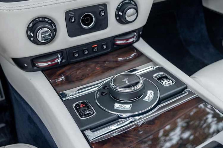 "Trái tim" của Rolls-Royce Dawn là khối động cơ V12, twin-turbo, dung tích 6,6 lít, sản sinh công suất tối đa 563 mã lực tại vòng tua máy 5.250 vòng/phút và mô-men xoắn cực đại của xe đạt 820 Nm tại vòng tua máy 1.500 vòng/phút.