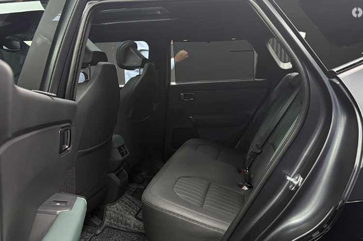 Phiên bản tăng áp với hệ dẫn động AWD còn được bổ sung chế độ vận hành địa hình gồm Tuyết, Bùn và Cát, cải thiện khả năng kiểm soát lực kéo trên nhiều bề mặt. Kia cũng trang bị cho Seltos mới loạt tính năng an toàn chủ động tiên tiến vượt tầm phân khúc.