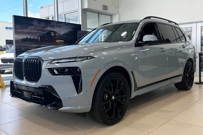 Một nhân viên tư vấn tại đại lý khu vực phía Nam tiết lộ, BMW X7 2025 phiên bản nâng cấp có khả năng ra mắt thị trường Việt Nam vào khoảng tháng 10 tới. Tuy nhiên, hiện tại nhà phân phối chính thức vẫn chưa xác nhận thông tin này.