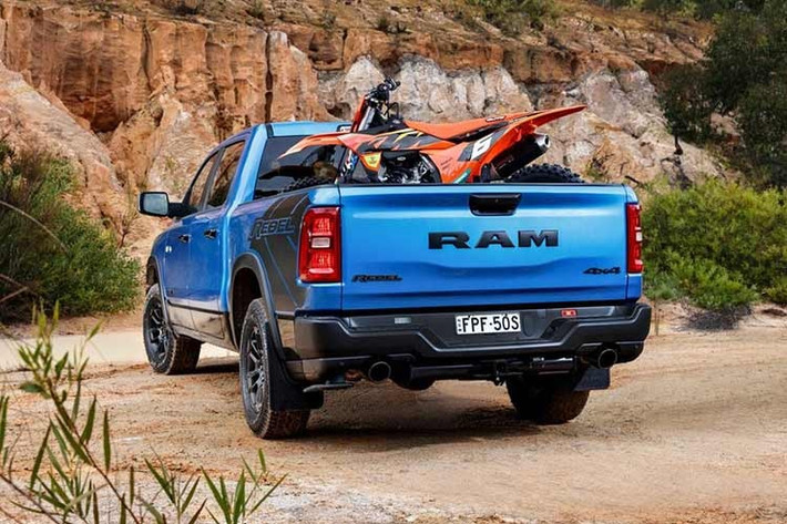 Ram Rebel X 2026 được nâng hệ thống treo thêm 2,54cm và trang bị giảm xóc Bilstein monotube ở cả hai trục. Xe sử dụng mâm 18 inch bọc lốp địa hình 33 inch và được trang bị bộ vi sai khóa điện tử cùng tấm chắn gầm xe.