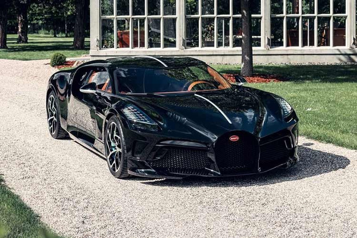 Bugatti La Voiture Noire – 13,2 triệu USD ﻿La Voiture Noire là mẫu Bugatti đắt nhất từng được sản xuất, lấy cảm hứng từ chiếc Type 57 Atlantic huyền thoại bị thất lạc trong Thế chiến II. Xe sở hữu thiết kế độc bản, trục cơ sở kéo dài và động cơ W16 kết hợp với 4 bộ tăng áp. Với hệ truyền động mạnh mẽ kết hợp thân xe được chế tác bằng sợi carbon nguyên khối, Bugatti La Voiture Noire được coi là biểu tượng của tốc độ, sự sang trọng và đẳng cấp.