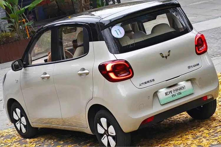 "Trái tim" của Wuling Hongguang Mini EV 5 cửa là mô-tơ điện nằm trên cầu sau, tạo ra công suất tối đa 30 kW (khoảng 40 mã lực). Nhờ đó, xe có thể đạt vận tốc tối đa 100 km/h. Cụm pin LFP 16,2 kWh mang đến quãng đường di chuyển 205 km sau 1 lần sạc đầy.