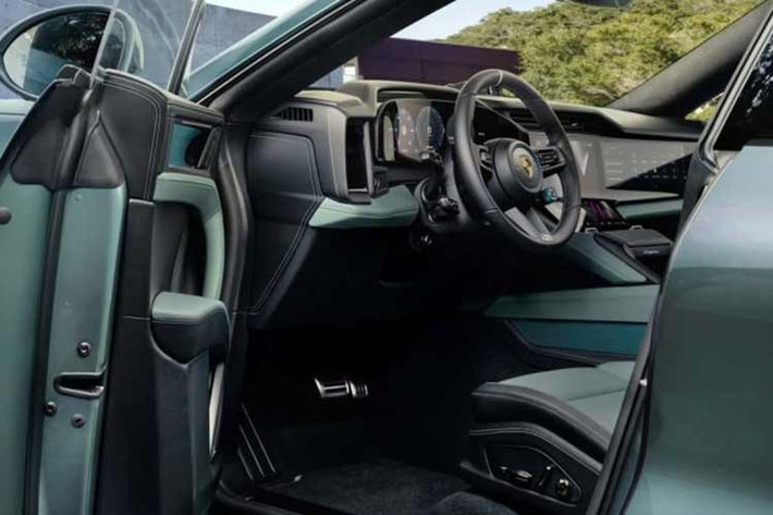 Xe hỗ trợ công nghệ sạc siêu nhanh với công suất lên tới 400 kW, cho phép nạp từ 10% lên 80% dung lượng pin trong thời gian chưa đầy 16 phút tại các trạm sạc tiêu chuẩn cao. Một lưu ý nhỏ cho người dùng là cổng sạc nhanh DC được bố trí bên phía người lái, trong khi cổng sạc xoay chiều AC nằm ở phía hành khách.