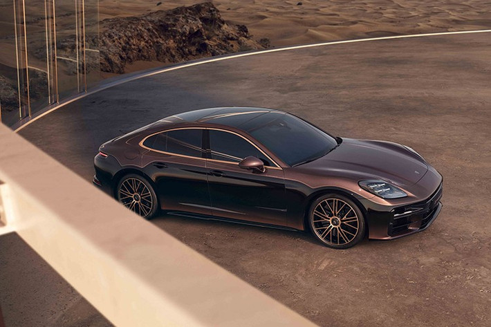 Cuối năm 2023, hãng xe Đức Porsche đã ra mắt Panamera Turbo Sonderwunsch, một mẫu xe được đặt hàng đặc biệt, mang đến một đẳng cấp hoàn toàn mới về tính cá nhân hóa và sự sang trọng. Trước đó, chúng ta chỉ được chiêm ngưỡng ngoại thất của chiếc xe, nhưng giờ đây, nhờ lễ hội biểu tượng Porsche tại Dubai mới diễn ra, chúng ta đã được chiêm ngưỡng nội thất rõ nét hơn, với đầy đủ các chi tiết hấp dẫn.