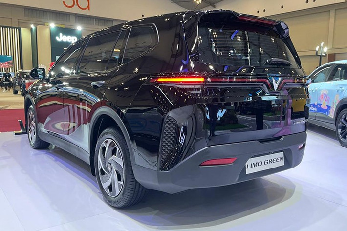 VinFast Limo Green được phát triển dưới dạng một mẫu MPV điện 3 hàng ghế, cạnh tranh trực tiếp với các đối thủ như Wuling Darion EV và BYD M6. Xe có chiều dài 4.740 mm, rộng 1.872 mm, cao 1.723 mm và chiều dài cơ sở 2.840 mm, tương đương Toyota Kijang Innova Zenix – mẫu MPV quốc dân tại Indonesia.