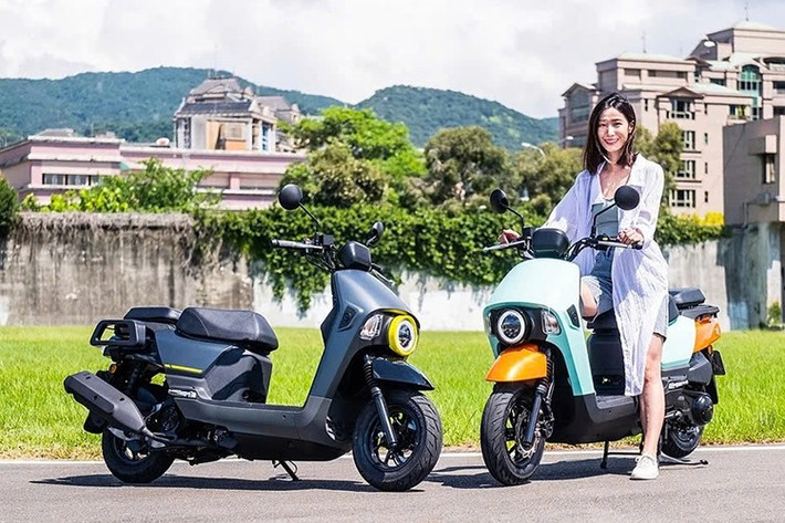 4MICAEP sở hữu khung sườn với cấu trúc ống thép chắc chắn với phuộc ống lồng và hai bộ giảm xóc; bánh xe nhỏ, 12