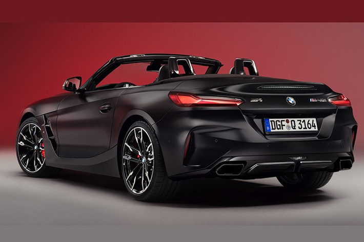 Ngược lại, phiên bản số tự động không có gói nâng cấp khung gầm đặc biệt này, nhưng lại sở hữu khả năng tăng tốc tốt hơn: 0–96 km/h trong 3,9 giây, nhanh hơn 0,3 giây so với bản số sàn.