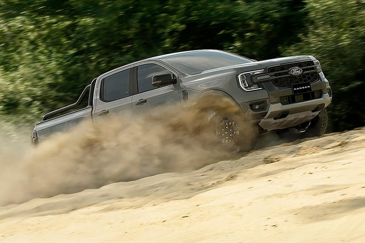 Cụ thể, bản XL tiêu chuẩn nay sở hữu màn hình trung tâm 12 inch, điều hòa tự động 2 vùng và gói công nghệ hỗ trợ lái toàn diện, kể cả với cấu hình cabin đơn. Bản XLT chuyển sang dùng hệ thống treo chịu tải cao, trong khi XLS được bổ sung bậc lên xuống, thảm sàn và bộ mâm địa hình 17 inch.