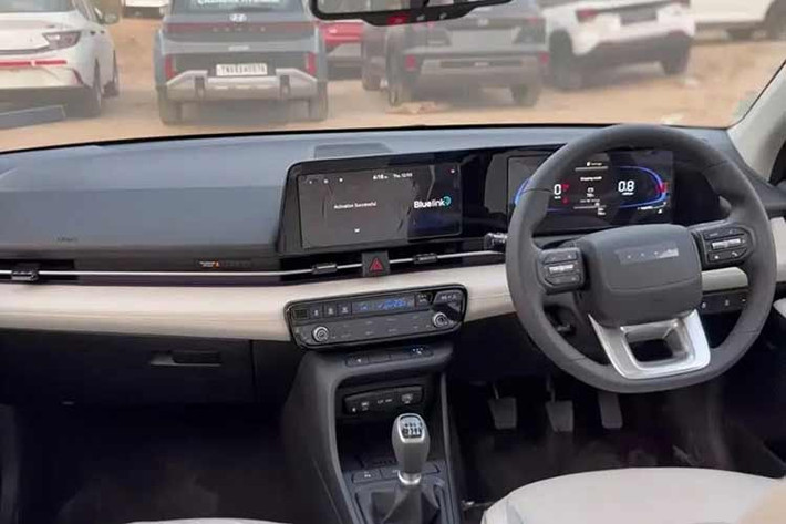 Bên trong, nội thất của Hyundai Accent 2026 cũng được tinh chỉnh ở một số trang bị. Trong đó, nổi bật hơn cả là vô lăng D-cut thể thao mới với mã morse thay cho logo chữ "H" quen thuộc của Hyundai. Tiếp theo là ghế bọc da nhân tạo, ghế trước chỉnh điện/thông gió, ghế lái hỗ trợ chỉnh điện 8 hướng với chức năng nhớ vị trí/thu gọn khi người lái ra/vào xe và ghế hành khách chỉnh điện 4 hướng.