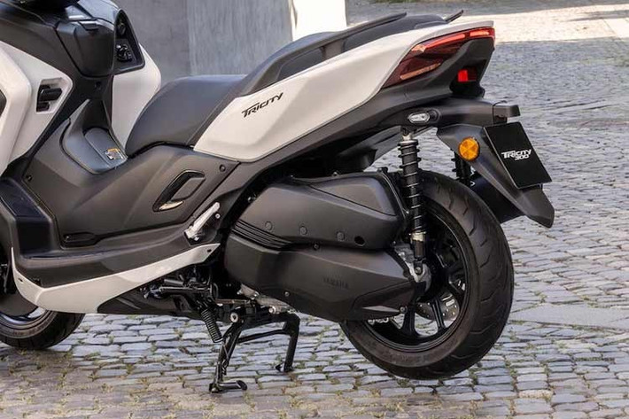 Các tiện ích khi lái xe bao gồm chìa khóa thông minh, không gian chứa đồ rộng rãi dưới yên xe đủ chỗ cho hai mũ bảo hiểm full-face với đèn chiếu sáng tiện nghi và hệ thống đèn LED chiếu sáng toàn bộ xe, bao gồm cả đèn LED DRL ba bóng thiết kế mới.