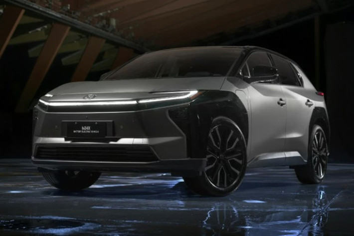 Sự xuất hiện của mẫu SUV điện bZ4X đánh dấu bước tiến quan trọng trong chiến lược điện hóa của Toyota, nối tiếp những dòng xe EV mà thương hiệu hạng sang Lexus đã đưa vào khu vực trước đó như RZ và UX 300e.