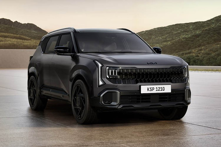 Ngay từ cái nhìn đầu tiên, Seltos mới gây ấn tượng mạnh với phần đầu xe táo bạo. Kia không đơn thuần tinh chỉnh thiết kế cũ mà thay vào đó là làm mới hoàn toàn: lưới tản nhiệt mở rộng hơn, nắp capo cao hơn và mũi xe dựng thẳng, gợi liên tưởng đến Kia Telluride tại thị trường quốc tế. Dải đèn LED định vị ban ngày dạng đứng được đẩy lệch ra ngoài, kết hợp cụm đèn hình chữ C với các thanh đèn xếp tầng tạo nên diện mạo sắc sảo và chắc chắn.