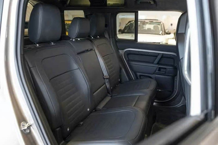 Defender OCTA là khối động cơ V8 4.4L Twin Turbo MHEV do BMW phát triển, cung cấp công suất tối đa 635 mã lực và mô-men xoắn 750 Nm, có thể tăng lên 800 Nm khi kích hoạt chế độ Dynamic Launch Mode. Sức mạnh được truyền qua hộp số tự động 8 cấp và hệ dẫn động bốn bánh toàn thời gian.