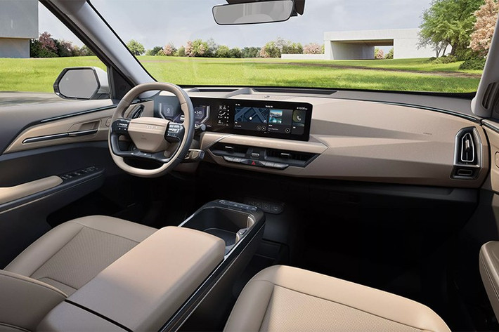 Kia định vị EV5 là lựa chọn điện hóa thay thế cho Sportage – mẫu SUV bán chạy hàng đầu của hãng. Tuy nhiên, EV5 có kích thước lớn hơn với chiều dài tăng 70 mm và trục cơ sở mở rộng tương đương, mang lại không gian nội thất rộng rãi và cảm giác cao cấp hơn.