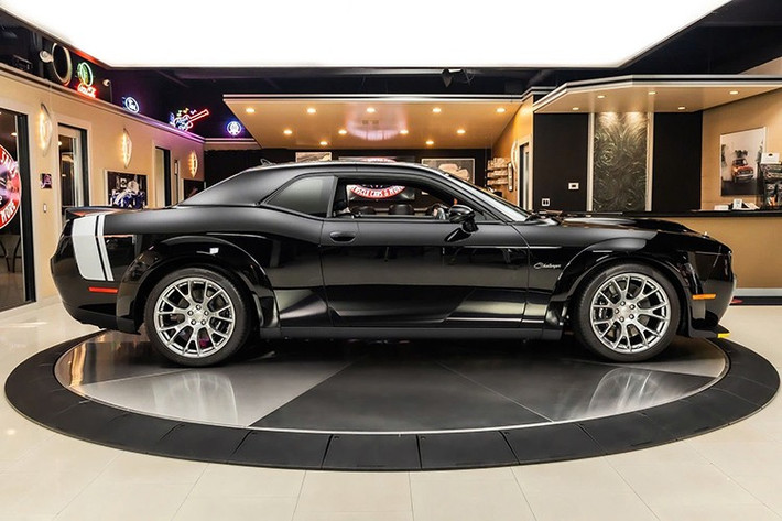 Anh trở nên nổi tiếng trên Đại lộ Woodward ở Detroit khi thống trị các cuộc đua đường phố. Sau mỗi lần như vậy, anh đều biến mất một cách bí ẩn, chỉ xuất hiện trở lại vài tháng sau đó, khiến anh được đặt biệt danh là "Black Ghost".