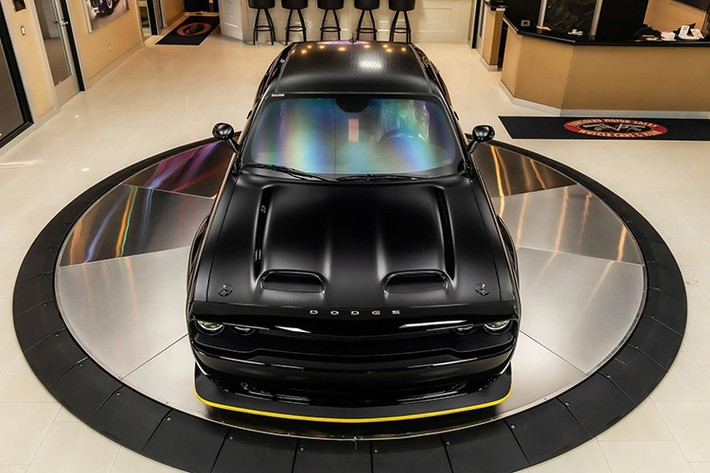 Chiếc xe được hoàn thiện với tông màu đen ánh kim trên nền nội thất màu đen được bọc da và Alcantara. Phần nhựa nguyên bản vẫn còn trên ghế lái và vô lăng. Xe sử dụng bộ vành Satin Carbon Warp Speed 20 inch.