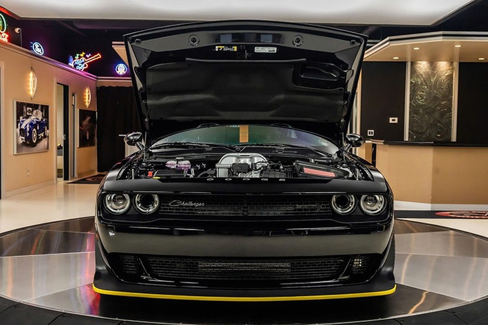 Mẫu xe này sở hữu gói Black Ghost Special Edition ấn tượng. Đây là một tùy chọn được đánh dấu với giá cao hơn giá bán lẻ đề xuất 5.895 đô la, được thiết kế để tăng thêm vẻ ngoài hầm hố cho một cỗ máy vốn đã rất đáng gờm. Gói độ này mang đến một vẻ đẹp độc đáo.