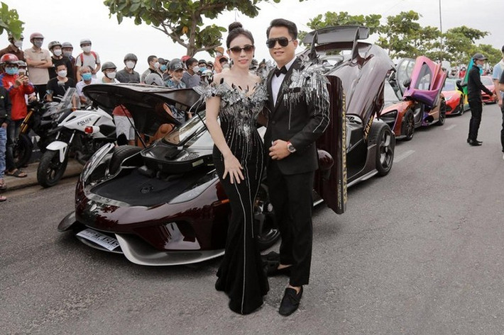 Về chiếc McLaren Senna mang màu Cerberus Pearl, đại gia Hoàng Kim Khánh không chia sẻ gì nhiều nhưng từng được 1 người kinh doanh xe cho rằng có giá bán 1,7 triệu USD (gần 40 tỷ đồng) vào năm 2020. Còn chiếc Koenigsegg Regera được bà Mai Lisa chia sẻ là khoảng 8,3 triệu (gần 200 tỷ đồng).