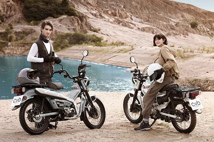 ương tự như các dòng xe máy hoài cổ của Honda hiện tại như Monkey 125 hay Super Cub C125, CT125 được trang bị phanh ABS, đèn full LED, bảng đồng hồ điện tử màn hình đơn sắc âm bản. Ngoài ra chiếc xe còn có một ổ điện 12V với nắp cao su chống nước nằm cạnh đồng hồ trên chảng ba.