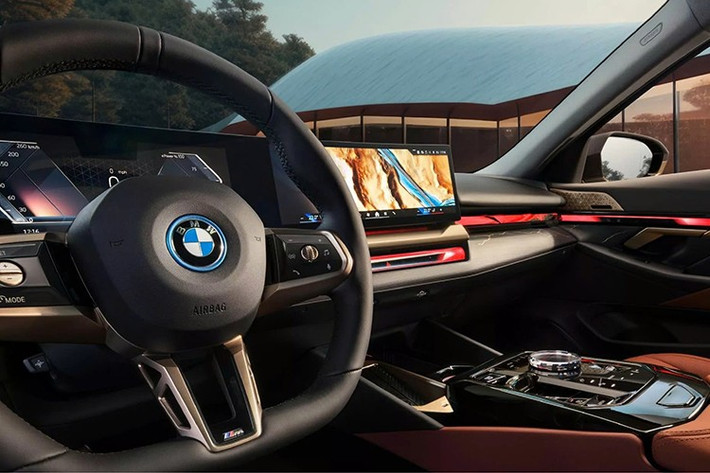 Phiên bản G65 sẽ sử dụng động cơ V8 4.4L S68 được nâng cấp, kết hợp với hệ thống hybrid tích hợp. BMW được cho là đang cân nhắc việc tinh chỉnh động cơ này để đạt công suất cao hơn cả mức 617 mã lực của X5 M hiện tại.