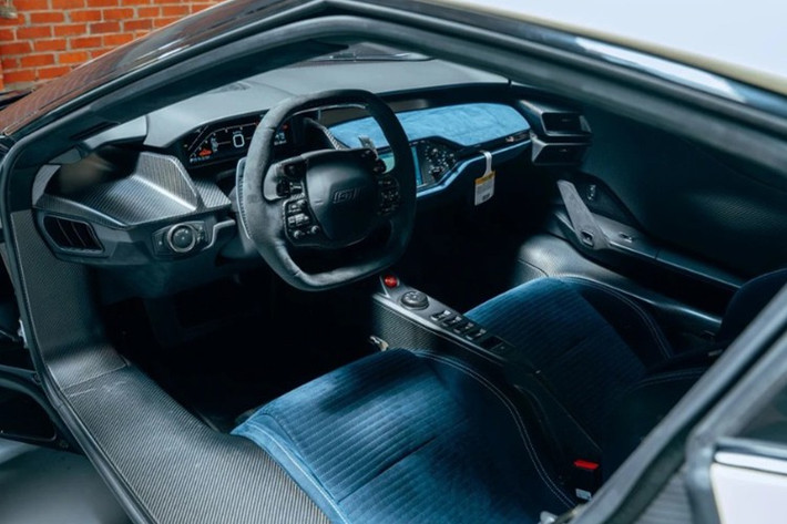 Bên trong khoang lái, xe được trang bị bảng đồng hồ kỹ thuật số 10 inch hiển thị đầy đủ thông số vận hành. Nhiều chi tiết nội thất như: trần xe, vô-lăng và bảng táp-lô, được bọc da Alcantara mang phong cách thể thao.
