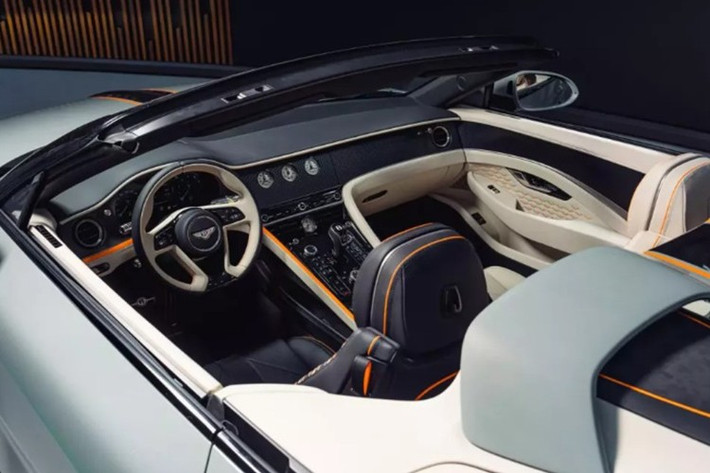 Khoang lái của Batur Convertible được phối da Beluga và Hotspur hai tông màu, kết hợp với Dinamica - chất liệu giả da lộn làm từ polyester tái chế. Hệ thống ghế sử dụng vải chần bông “Batur Chevron” độc quyền, trong khi tựa đầu, vô lăng và cần số đều được thêu họa tiết Batur đồng bộ về thiết kế.