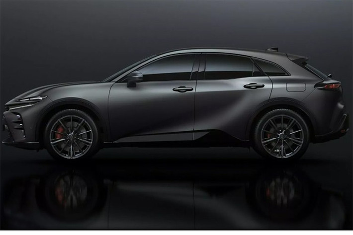 So với bản thường, Toyota Crown Estate Limited Matte Metal sở hữu thiết kế tổng thể giữ nguyên. Điểm nhấn của mẫu xe này nằm ở màu sơn xám nhám mới. Trước đó, hãng Toyota cũng đã áp dụng màu sơn nhám cho các thành viên khác của dòng xe Crown thế hệ mới ở xứ sở hoa anh đào, bao gồm Crossover, Sport và Sedan.