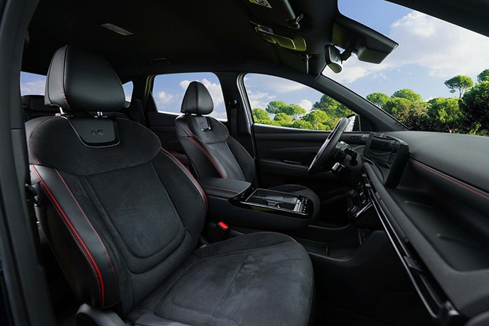 Dưới nắp ca-pô của Tucson N Line là khối động cơ 1.6L tăng áp (T-GDi), cung cấp công suất tối đa 180 mã lực và mô-men xoắn cực đại 265 Nm.