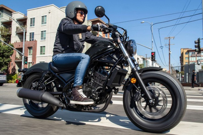Honda Rebel 300 2026 mới (mã hiệu CMX300AC) đã chính thức được tung ra thị trường. Dòng môtô này gây chú ý khi được trang bị bộ ly hợp điện tử E-Clutch – công nghệ lần đầu tiên được Honda áp dụng trên hai mẫu xe CB650R và CBR650R.