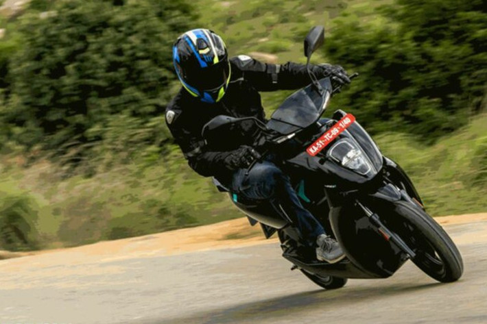 Bên cạnh đó, xe cũng tương thích với mạng lưới sạc nhanh Ather Grid, hiện đã có mặt tại hơn 3.300 địa điểm khắp Ấn Độ. Đặc biệt, bảo hành pin lên tới 8 năm hoặc 80.000 km, đảm bảo người dùng yên tâm trong thời gian dài.