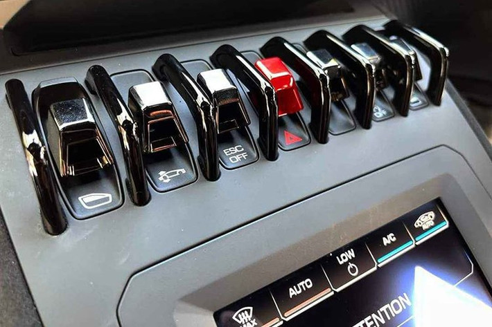 Phiên bản Huracan STO này cần thời gian tăng tốc từ vị trí xuất phát lên 100 km/h trong 3 giây trước khi đạt vận tốc tối đa 310 km/h, đây đều là những thông số yếu hơn cả bản EVO.