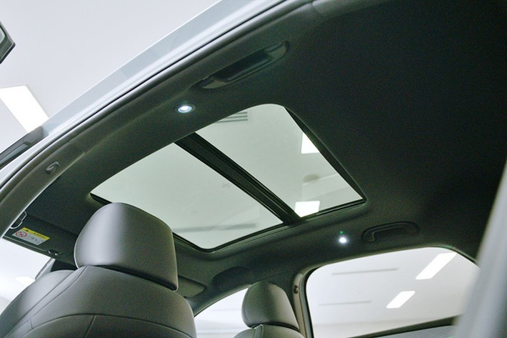 Ở bản Dynamic, xe sở hữu ghế lái chỉnh điện 6 hướng, ghế phụ lái chỉnh tay và hệ thống âm thanh 6 loa. Trong khi đó, bản Premium có trang bị tốt hơn với ghế lái 8 hướng, ghế phụ chỉnh điện 4 hướng, ghế trước làm mát, hệ thống âm thanh 8 loa, cửa sổ trời toàn cảnh và đèn viền nội thất.