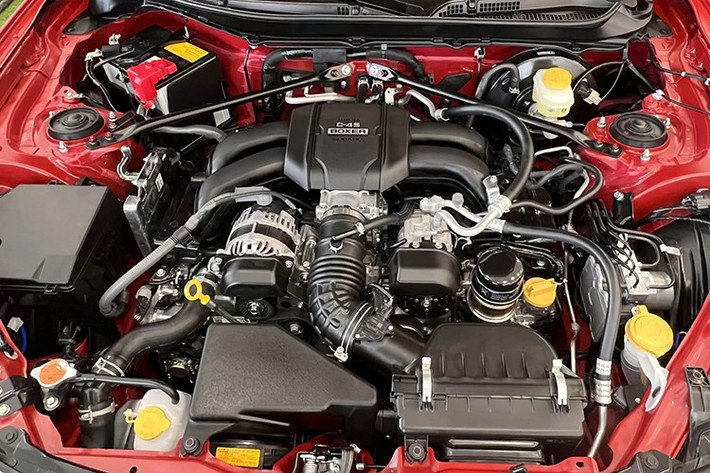 Sức mạnh truyền tới cầu sau thông qua hộp số sàn 6 cấp hoặc tự động 6 cấp, mang đến trải nghiệm lái thể thao thuần chất nhưng vẫn giữ được sự cân bằng đặc trưng của dòng xe.