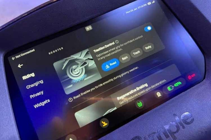 Trong khi bản pin 4,5 kWh có quãng đường vận hành 236 km/lần sạc. Ở phân khúc thấp, phiên bản Simple OneS được trang bị động cơ điện với sức mạnh tối đa là 8,5 mã lực và mômen xoắn cực đại là 52 Nm. Xe có thể đạt tốc độ tối đa là 90 km/h, đồng thời được trang bị pin 3,7 kWh, cho tầm hoạt động 190 km/lần sạc.