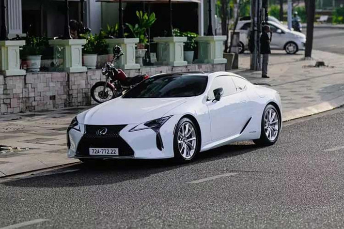 Tại thị trường Mỹ, Lexus phiên bản LC500h khi mới ra mắt có giá bán khoảng 97.460 USD (tương đương 2,22 tỷ đồng). Lúc mới về Việt Nam, xe có giá 8 tỷ đồng nhưng sau một thời gian dài rao bán trên sàn xe cũ, LC500h chỉ còn hơn 6 tỷ đồng.