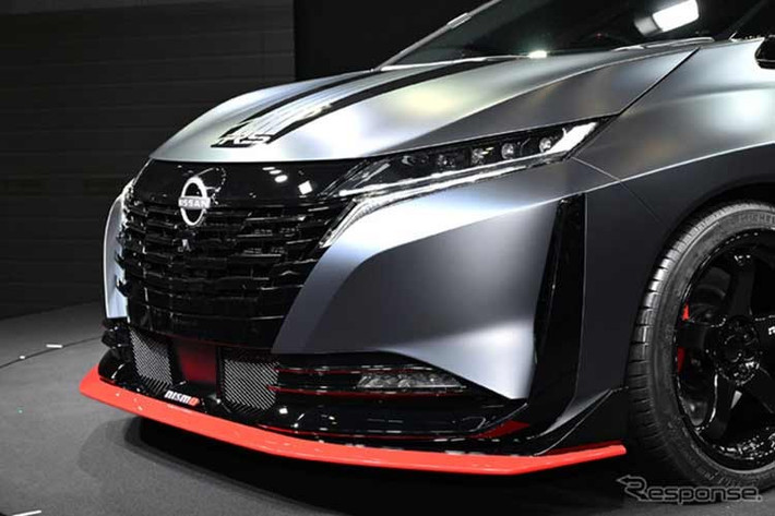 Rất nhiều thứ đã thay đổi so với mẫu xe nguyên mẫu, bắt đầu từ kích thước. Chiếc RS dài hơn và rộng hơn (lần lượt là 142 và 145 mm), nhờ việc trang bị gói thiết kế và khí động học mạnh mẽ, nhưng cũng ngắn hơn 20 mm do chiều cao gầm xe giảm xuống.