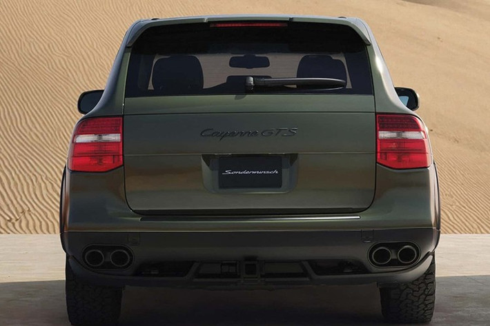 Dù vậy chiếc xe SUV Porsche Cayenne GTS thế hệ đầu tiên này vẫn được hoàn thiện tốt nhất. Chủ nhân chia sẻ, anh lấy cảm hứng từ chiếc 911 Spirit 70 – phiên bản đặc biệt tri ân phong cách những năm 1970.