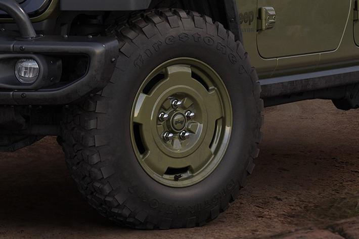 Gần 60 năm sau, Jeep khai thác di sản để ra mắt Gladiator Willys ’41 2026 - phiên bản đặc biệt kết hợp nền tảng Gladiator hiện đại với những chi tiết lấy cảm hứng trực tiếp từ M715.