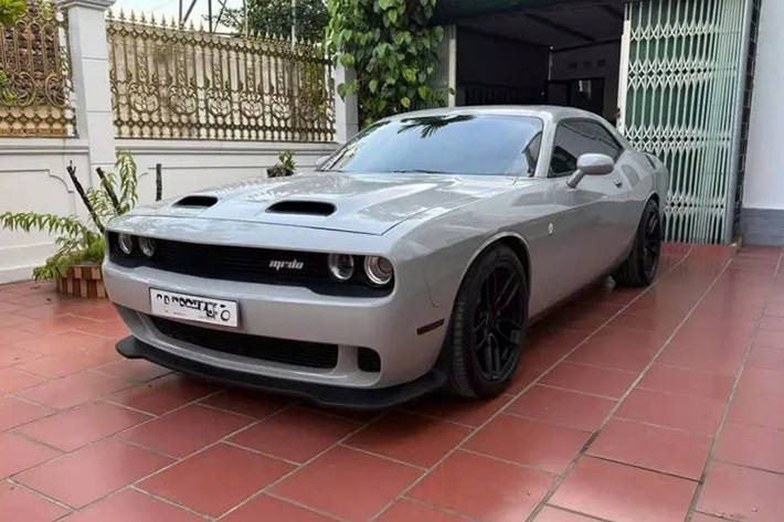 Những chiếc xe cơ bắp Dodge Challenger tại Việt Nam có số lượng khá hiếm hoi, giao dịch gần đây nhất là 1 tay thể hình ở tỉnh Đắk Lắk đã chốt 1 xe màu đen, và giờ đây, thị trường có thêm 1 chiếc màu đỏ dán màu xám rất đẹp mắt, và đầy cá tính thật.