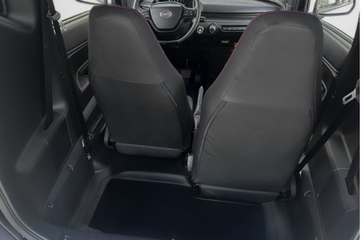 Nano S05 có khoang cabin được bố trí tối giản với màn hình màu 5 inch hiển thị các thông tin vận hành như mức pin, tốc độ và chế độ lái. Khoang lái không có màn hình giải trí trung tâm nhưng vẫn có cổng USB và giá đỡ điện thoại.