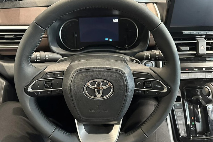 Trong khoang nội thất, Innova Cross 2.0G dự kiến được trang bị cụm đồng hồ analog kết hợp màn hình TFT 4,2 inch thay cho màn hình kỹ thuật số 7 inch. Vô-lăng không bọc da và không có lẫy chuyển số, ghế lái chỉnh cơ thay vì chỉnh điện.