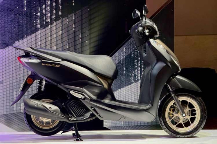 Tại thị trường Thái Lan, Honda Lead 125 phiên bản 2026 được phân phối với hai phiên bản. Phiên bản CBS có hai màu trắng-đen và đen, giá đề xuất 62.000 baht (khoảng 45 triệu đồng). Phiên bản ABS có hai màu xám và đen, giá đề xuất 67.000 baht (tương đương 48,5 triệu đồng).