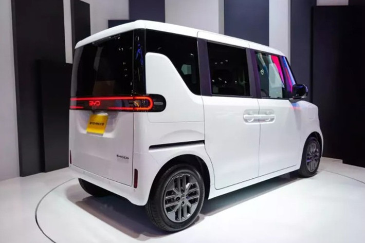 "Trái tim" của BYD Racco là một mô-tơ điện đặt ở cầu trước, cho công suất tối đa chỉ 27 mã lực. Thêm vào đó là pin LFP do công ty con FinDreams của BYD sản xuất, cung cấp phạm vi hoạt động 180 km theo chu trình WLTC và hỗ trợ sạc nhanh DC với công suất tối đa 100 kW.