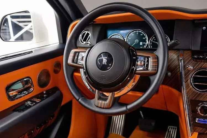 Như bạn có thể đã thấy, những điểm nhấn màu cam đó được sử dụng để kết nối ngoại thất với bên trong xe, nơi có rất nhiều màu cam trên ghế ngồi, ốp cửa, bảng táp-lô, bảng điều khiển trung tâm và nhiều chi tiết khác.