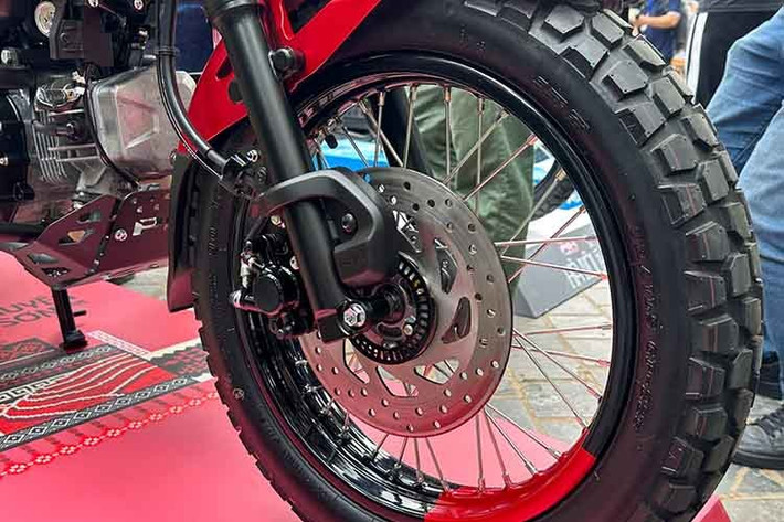 Điểm mới đáng chú ý là phanh ABS cho bánh trước, hiện chỉ có trên hai phiên bản PG-1 2025 Cao cấp và Giới hạn. Đĩa phanh trước được nâng từ 220mm lên 245mm, đi kèm cải tiến ở cụm phanh và ống dẫn dầu.